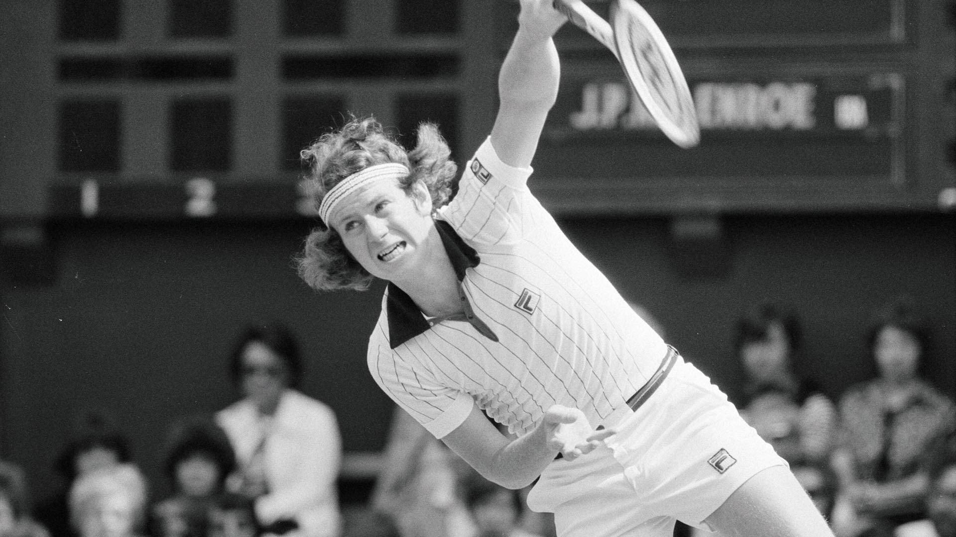 Jimmy Connors 桌布 壁紙 — 一張黑白照片捕捉到一名男性網球運動員在比賽中專注揮拍的一刻。