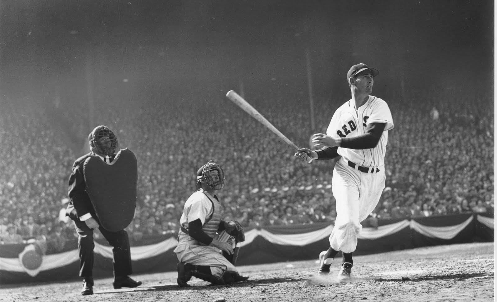 Ted Williams 桌布 壁紙 — 一張黑白照片捕捉到棒球打者在中間揮棒，捕手和裁判在球場燈光下就位。