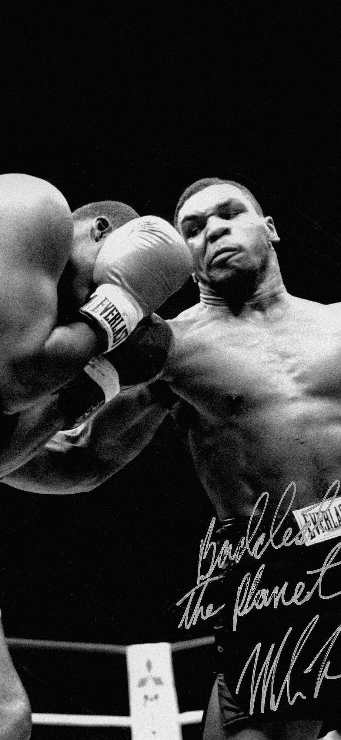 Boxing 桌布 壁紙 — 一張黑白照片捕捉到麥克·泰森在擂台上比賽中，以高度專注力承受一拳的瞬間。