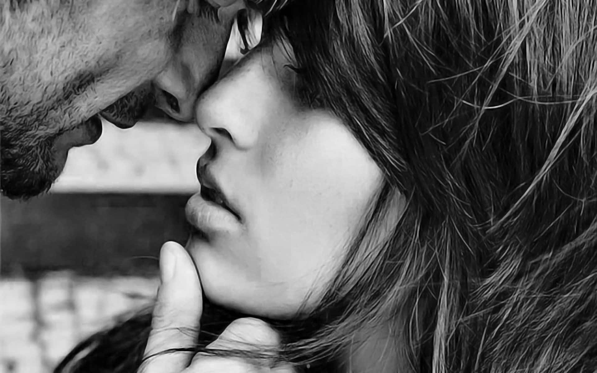 Lovers 桌布 壁紙 — 一張黑白特寫，一男一女在親密時刻額頭相觸，閉上眼睛，傳達深情的愛意。
