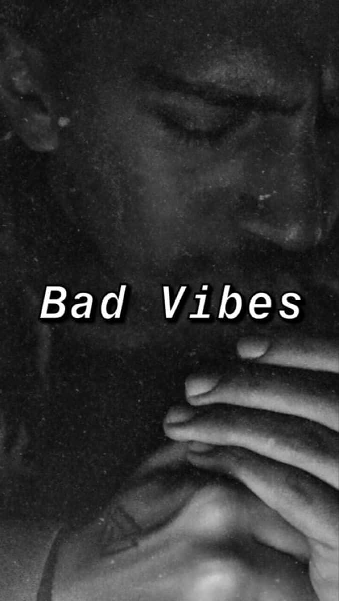 Bad Vibes 桌布 壁紙 — 一張黑白特寫，捕捉到一個人閉上眼睛、手托下巴的臉部，傳達憂鬱的氛圍。