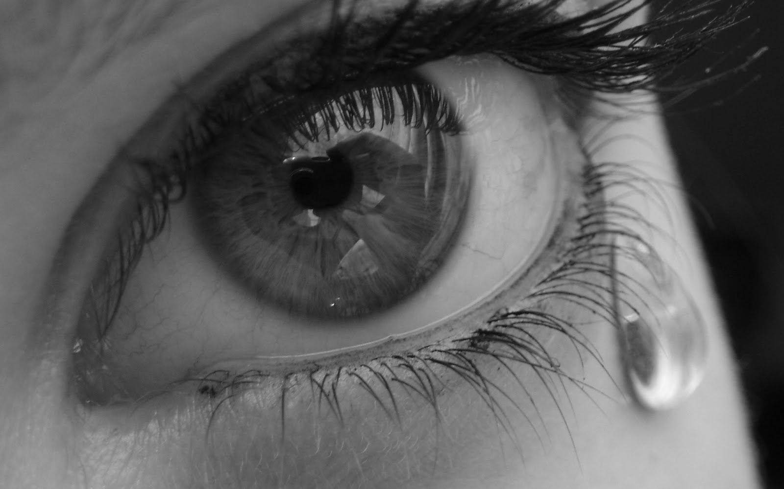 Eye 桌布 壁紙 — 一張黑白特寫的人類眼睛，淚水沿著臉頰滾落，傳達深刻的情感。