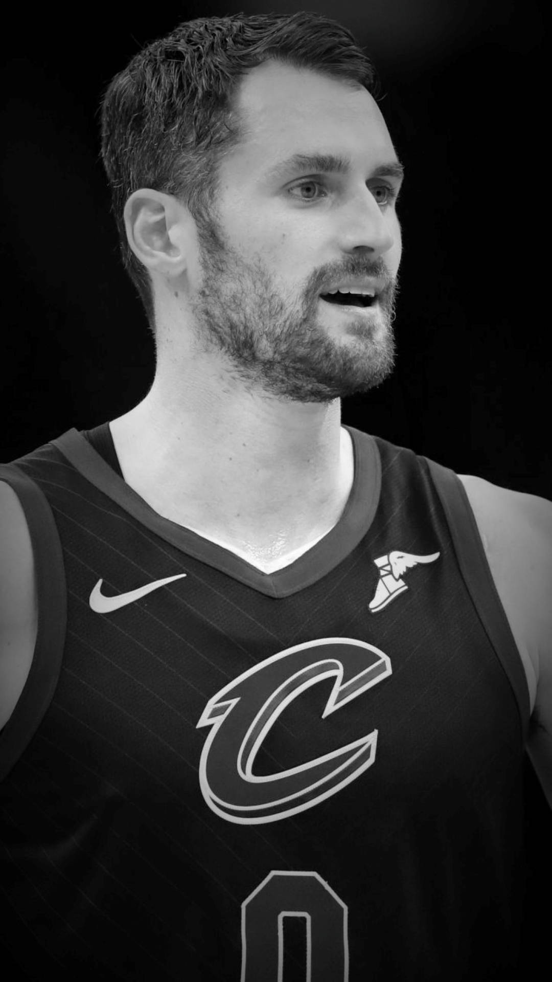 Kevin Love 桌布 壁紙 — 一張黑白特寫肖像，一名留鬍子的籃球運動員身穿克里夫蘭騎士隊球衣，目光強烈地望向鏡頭外。