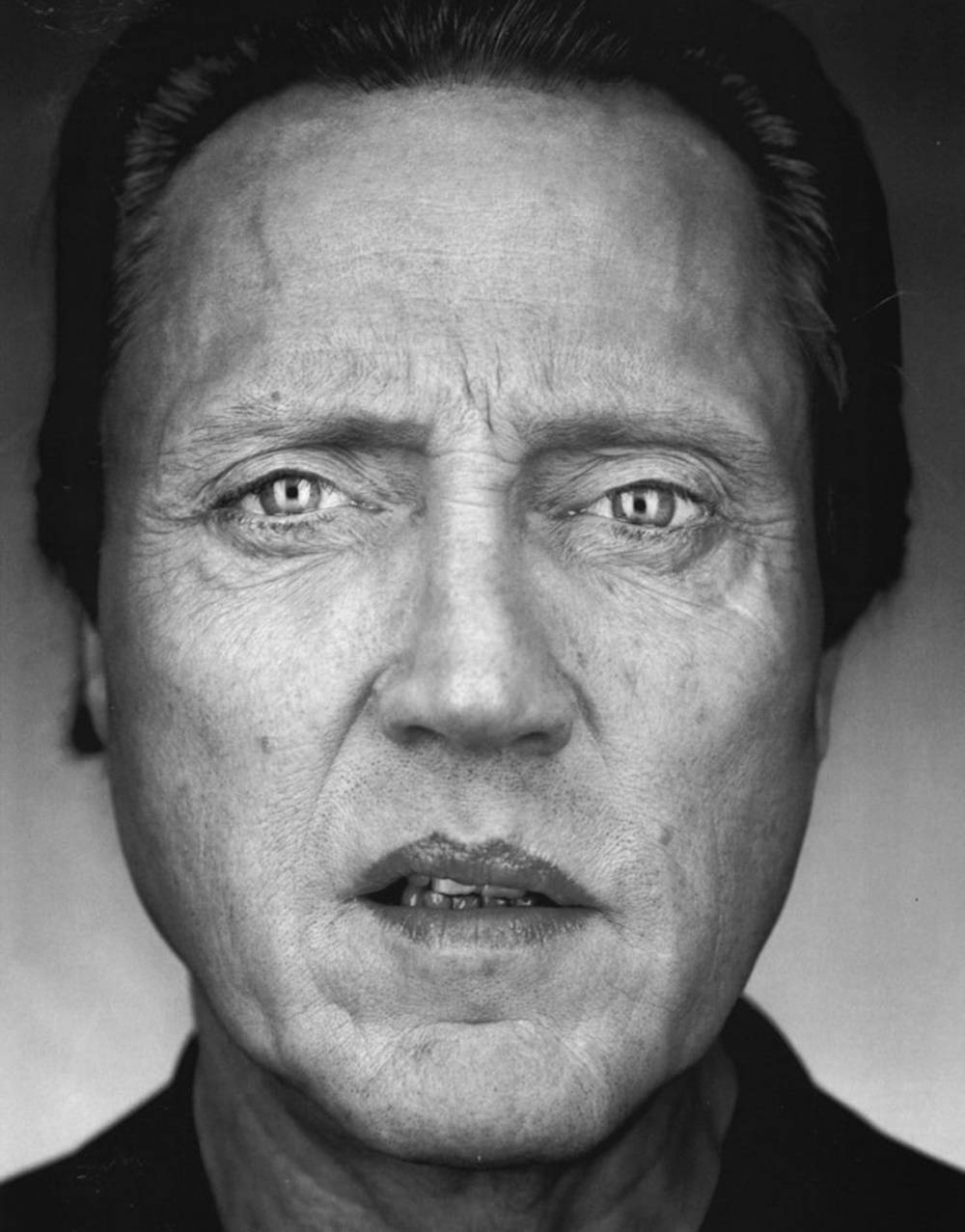 Celebrity 桌布 壁紙 — 一張黑白特寫肖像，捕捉一名眼神銳利、皺紋深刻的男子，傳達原始情感。