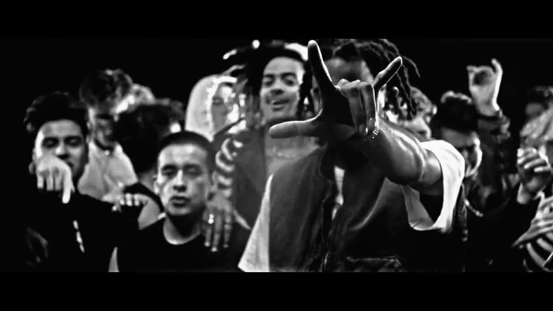 Die Lit 桌布 壁紙 — 一張黑白的人群照片，前景有一個人做手勢，其他人在旁觀看。