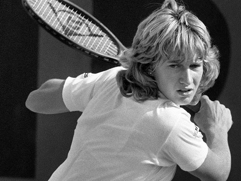 Tennis 桌布 壁紙 — 一張黑白網球運動員揮拍中的動作照片，展現強烈專注與動態動作。