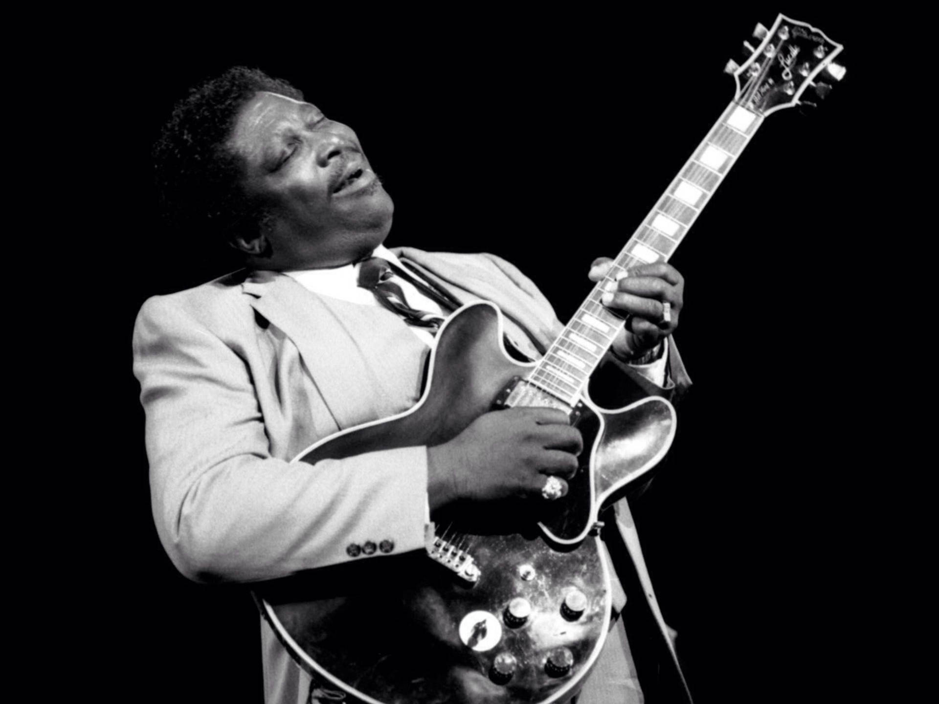 B.B. King 在黑白照片中閉上眼睛彈奏電吉他。