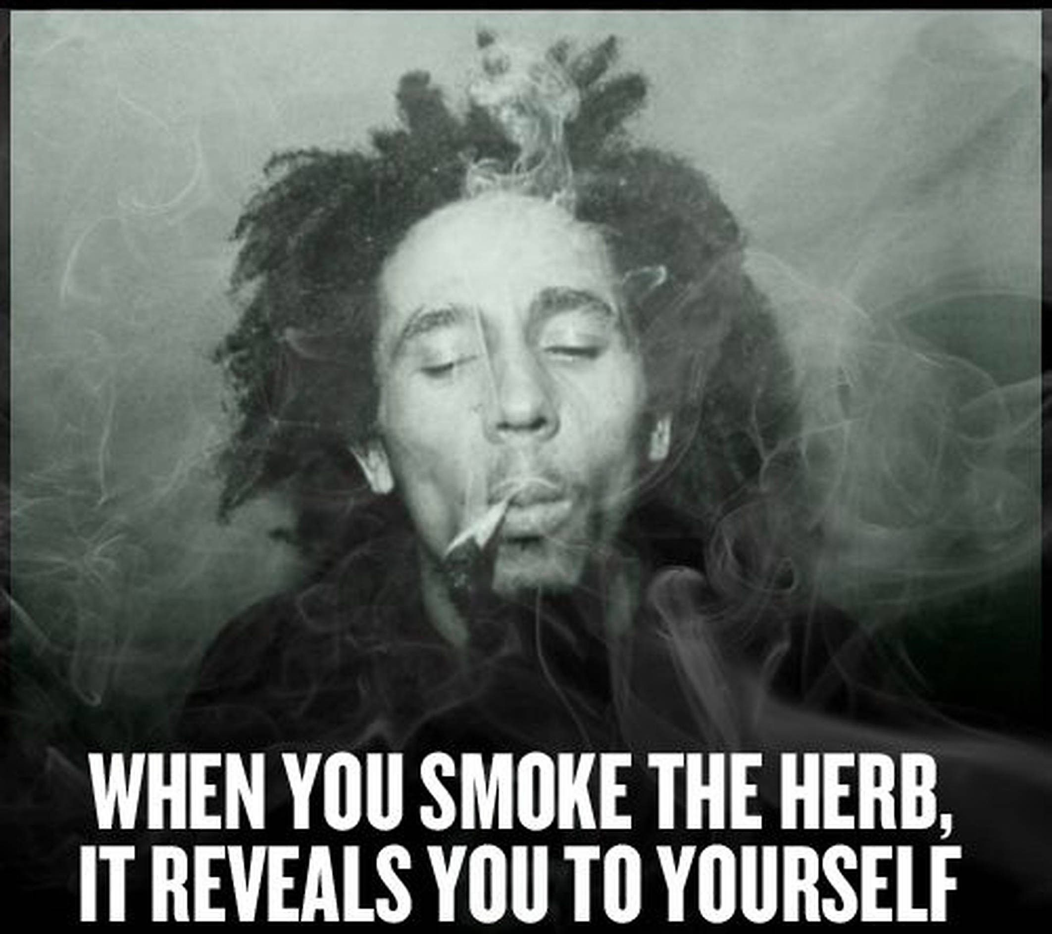 bob 桌布 壁紙 — 一張黑白肖像，Bob Marley 閉著眼睛呼出煙霧，周圍環繞著旋轉的蒸氣。