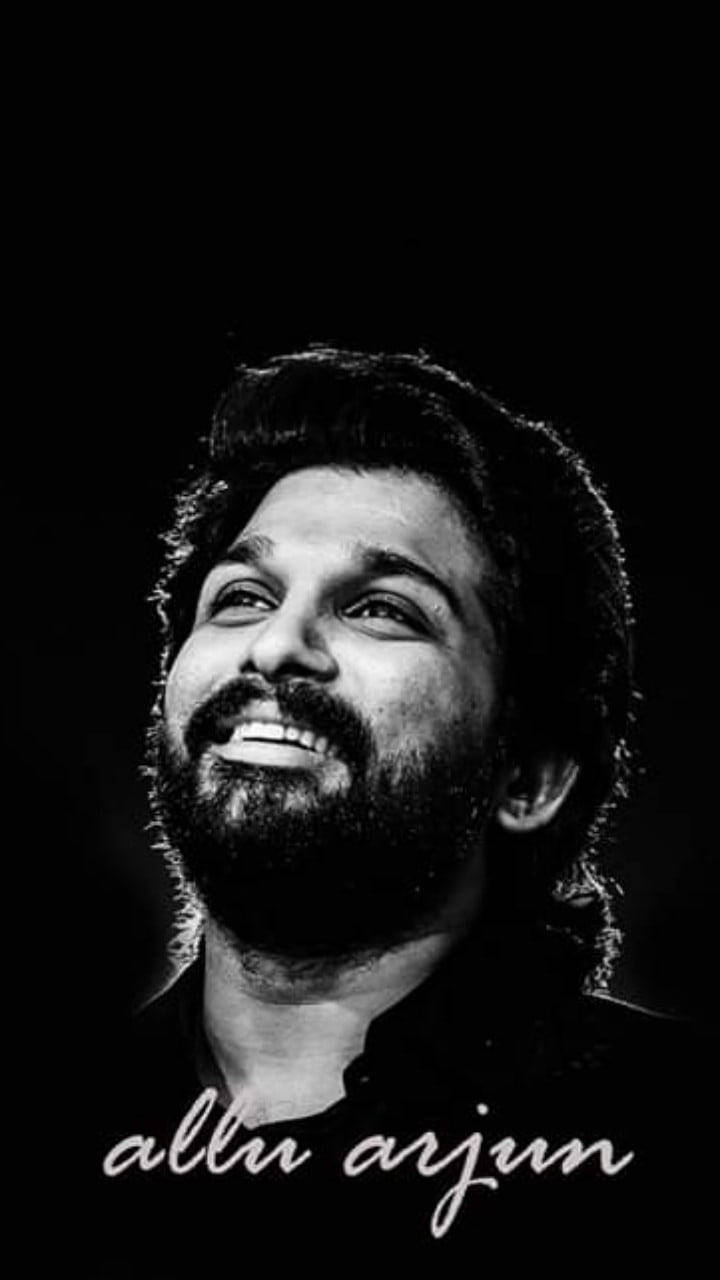 Allu Arjun 桌布 壁紙 — 一張黑白肖像，一個鬍鬚男在深色背景上向上微笑，下方寫有他的名字。