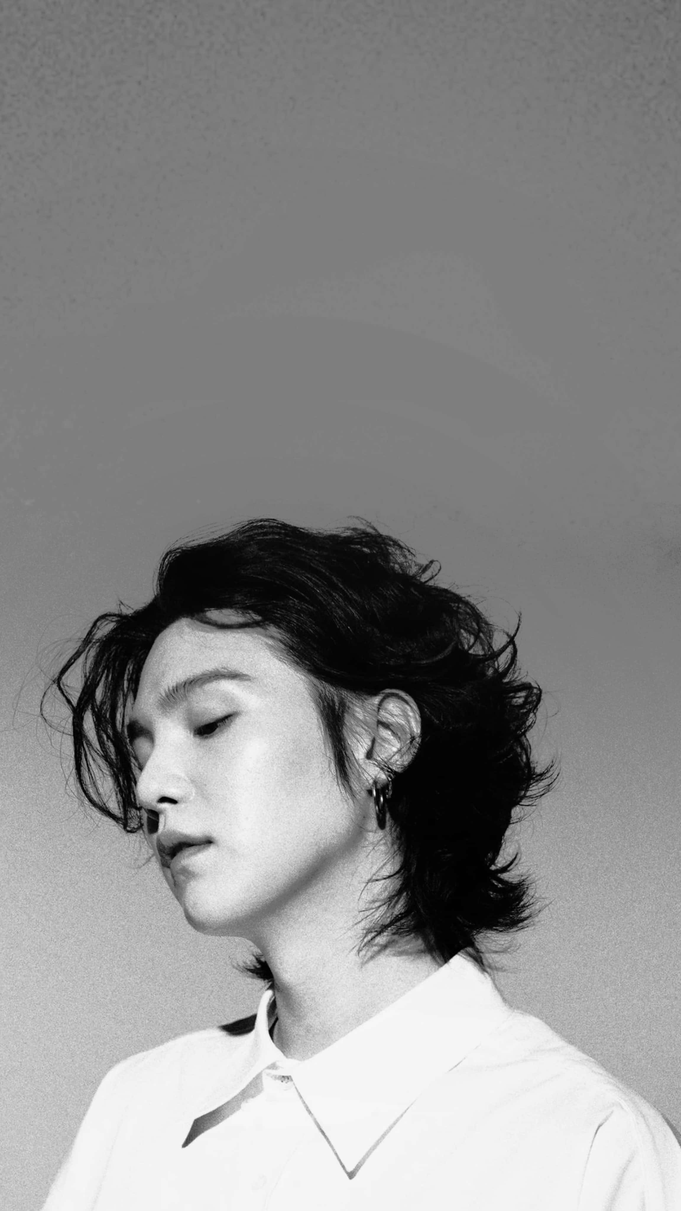 슈가 桌布 壁紙 — 一張黑白肖像，人物頭髮蓬鬆、閉上眼睛，身穿白色有領襯衫，背景簡潔。