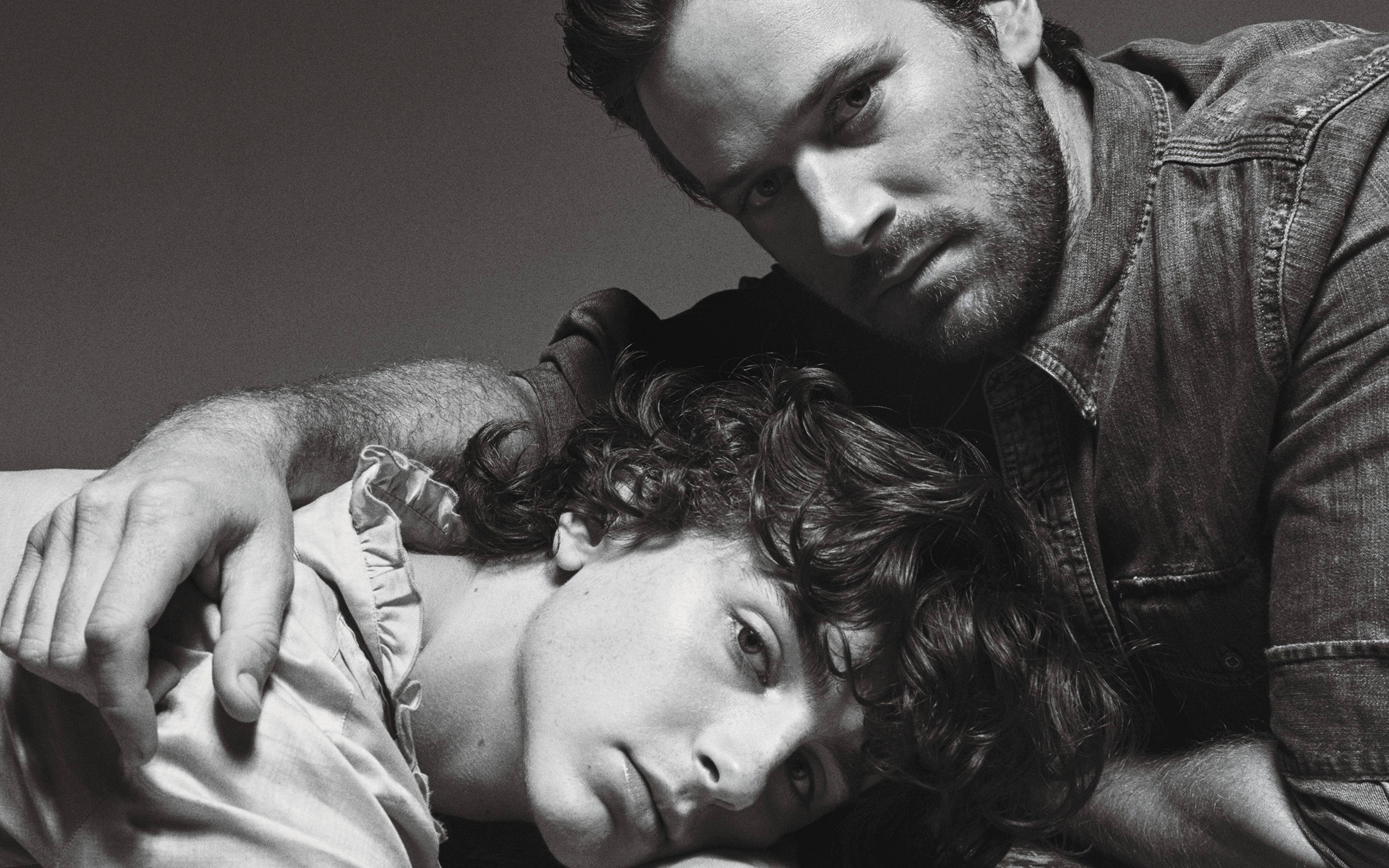 Timothée Chalamet 桌布 壁紙 — 一張黑白肖像，兩名男子以親密姿勢，柔和光線及紋理牛仔布。