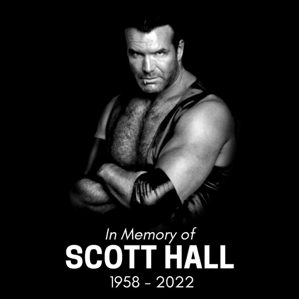 WWE 桌布 壁紙 — 一張黑白肖像，摔角選手 Scott Hall 在深色背景前交叉雙臂，紀念他的一生 1958-2022。