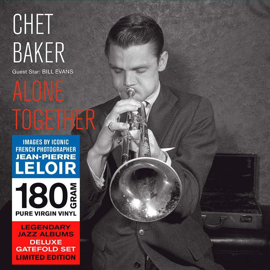 performance 桌布 壁紙 — 一張黑白肖像，爵士小號手 Chet Baker 在紋理牆壁前專注地演奏他的樂器。