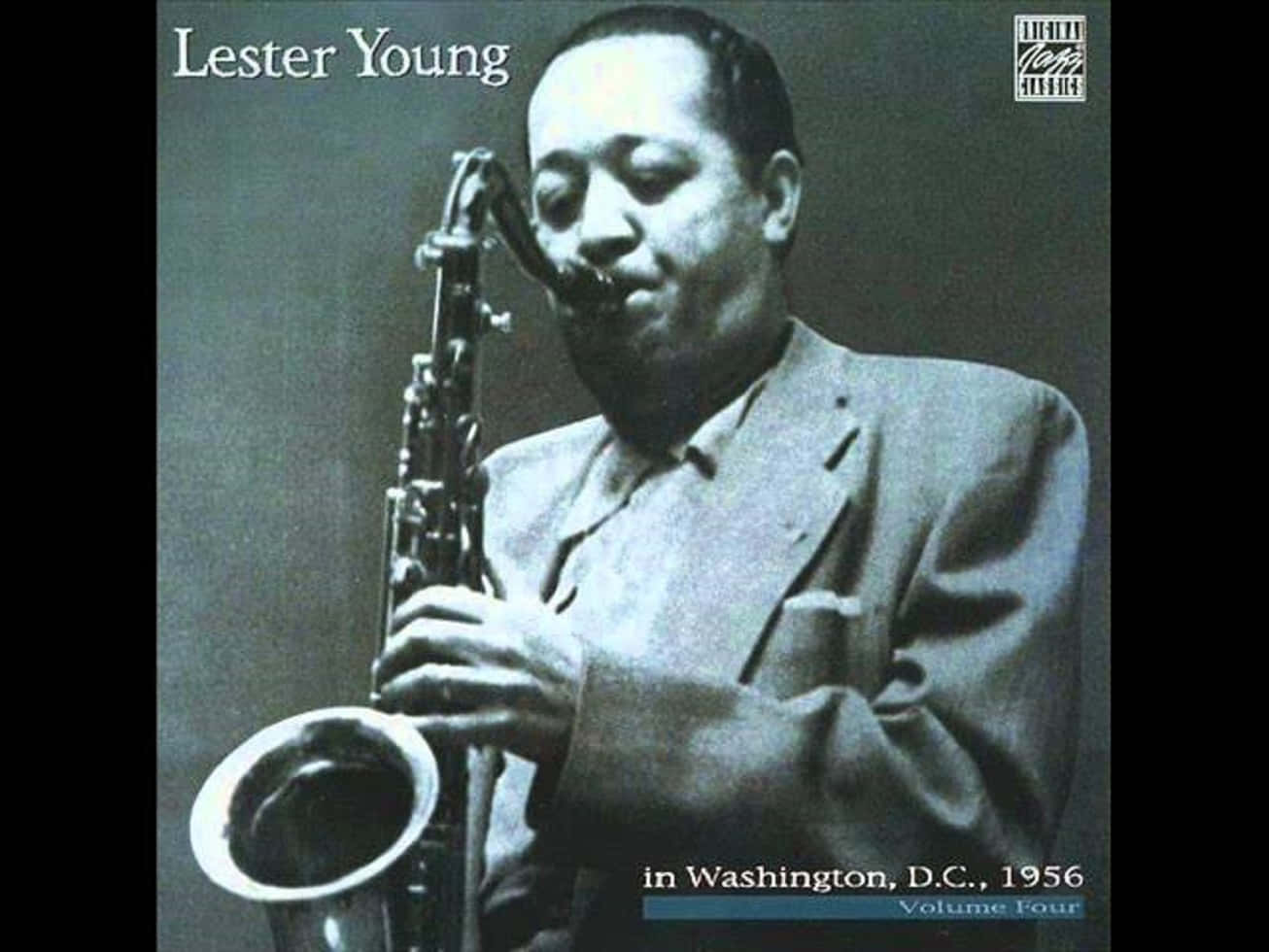 Celebrity 桌布 壁紙 — 一張黑白肖像，爵士薩克斯風手 Lester Young 在錄音室環境中專注地演奏他的樂器。