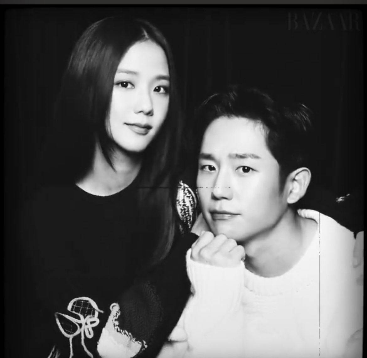 drama 桌布 壁紙 — 一張黑白肖像照，一名女子和一名男子在昏暗背景前緊密相依，光線柔和。
