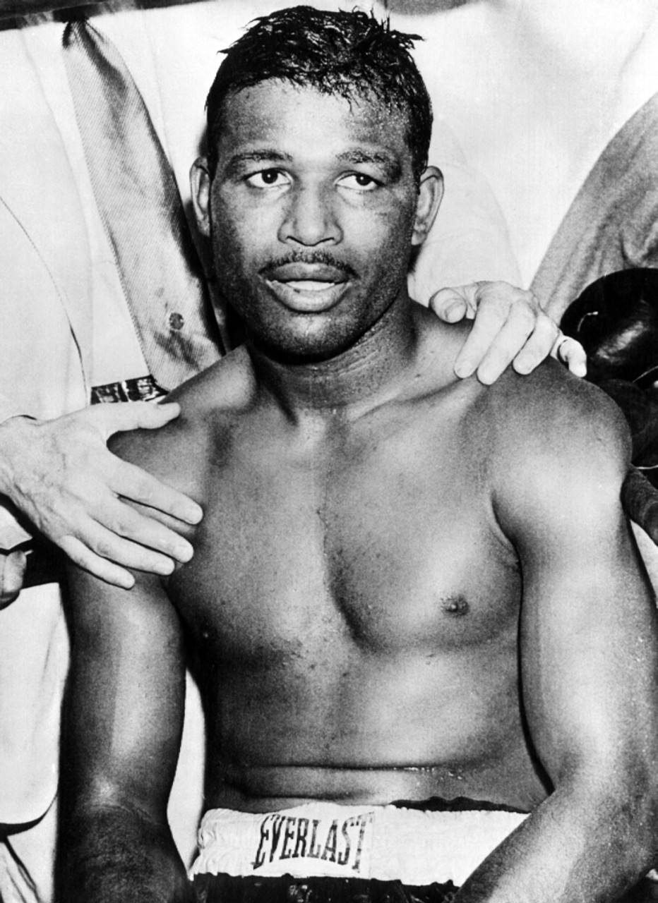 Boxing 桌布 壁紙 — 一張黑白肖像照，一名肌肉發達的拳擊手穿著Everlast短褲，手放在肩膀上，專注地看著鏡頭。