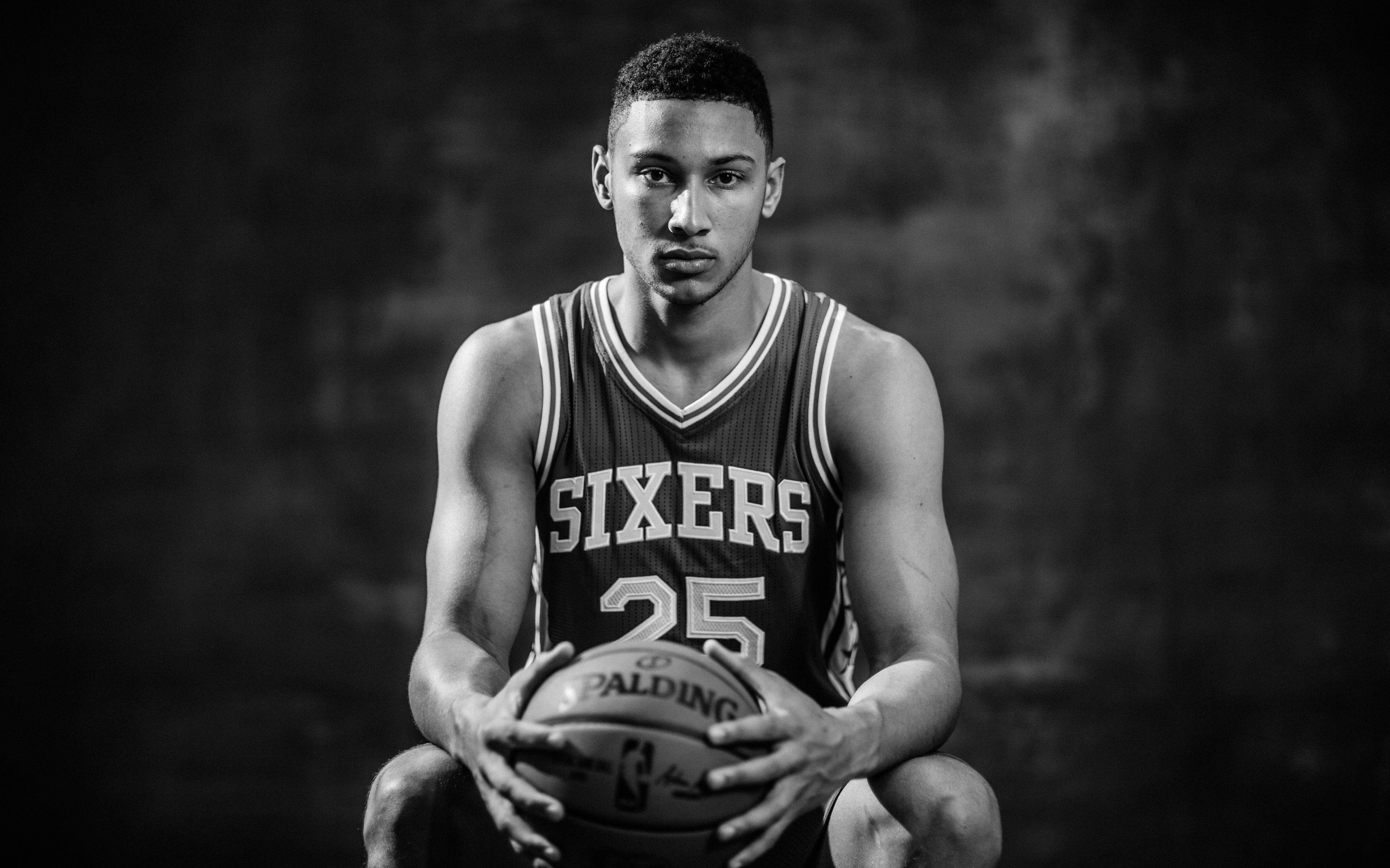 Ben Simmons 桌布 壁紙 — 一張黑白肖像照，一名身穿76人球衣的籃球運動員，專注地拿著Spalding籃球。