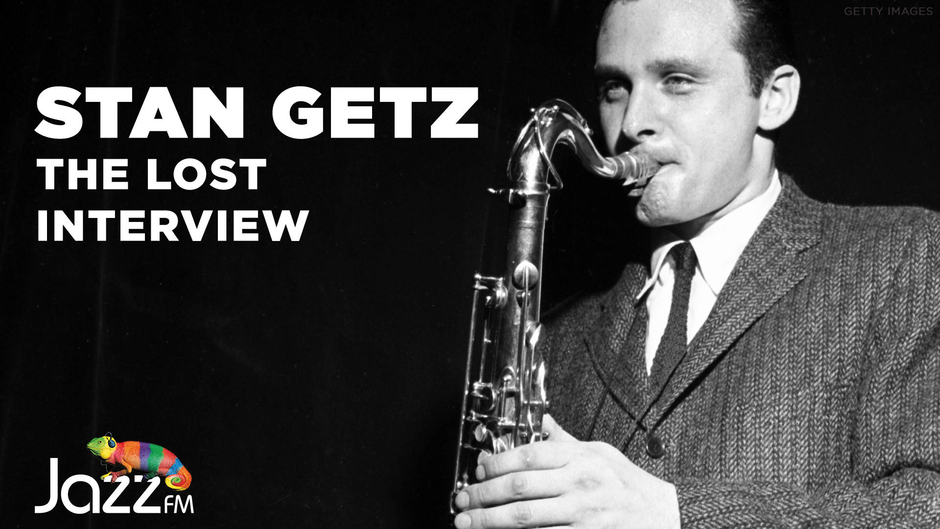 音樂 桌布 壁紙 — 一張黑白肖像照，爵士薩克斯風手 Stan Getz 在深色背景下專注地演奏他的樂器。
