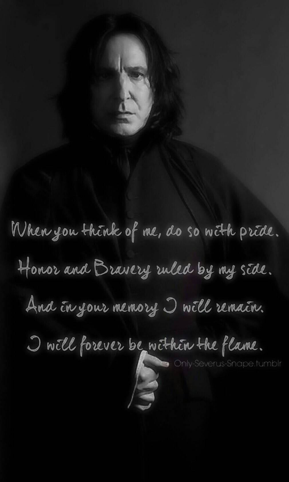 snape 桌布 壁紙 — 一張黑白肖像畫，描繪賽佛勒斯·石內卜，表情莊嚴，並覆蓋手寫致敬文字。