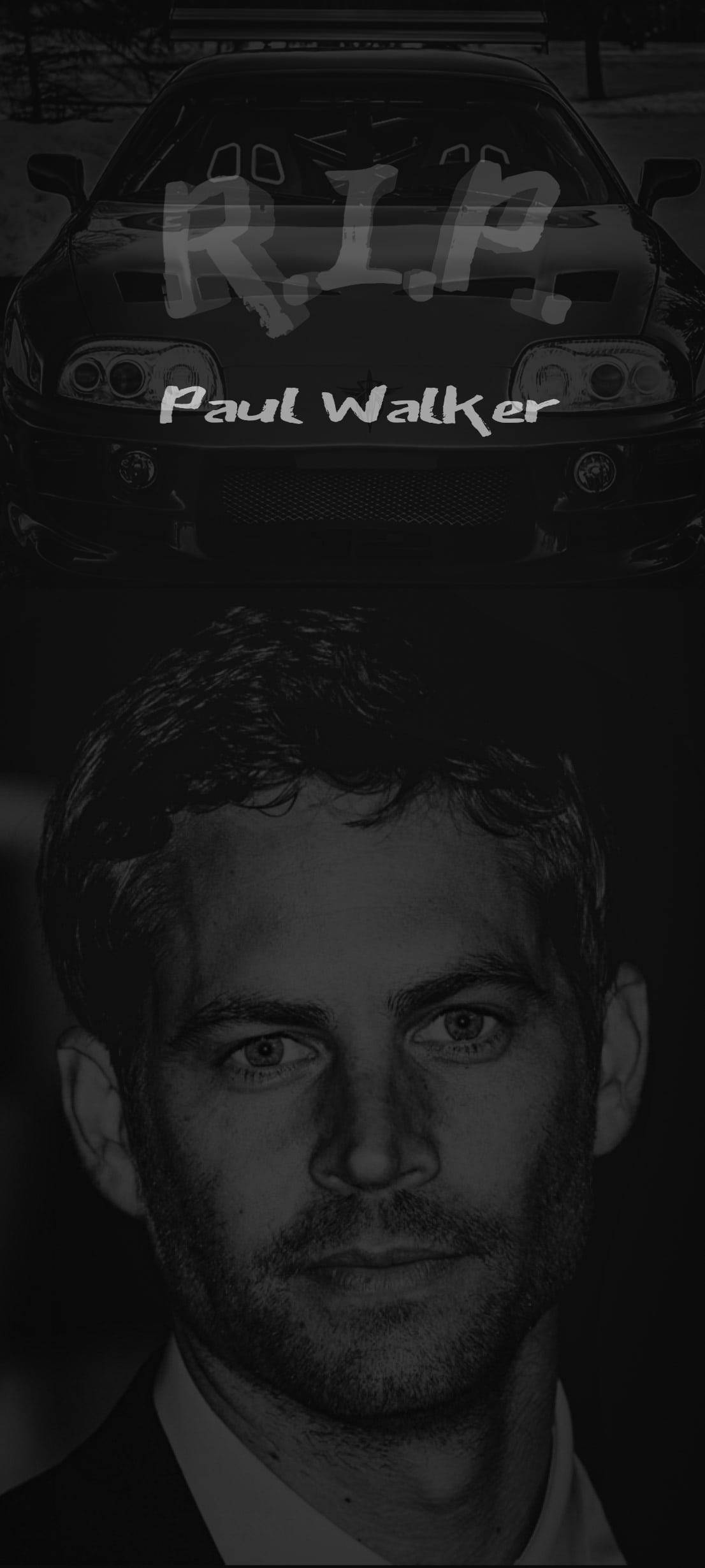 Paul Walker 桌布 壁紙 — 一張黑白致敬圖片，特寫保羅·沃克，車上帶有「RIP Paul Walker」文字。
