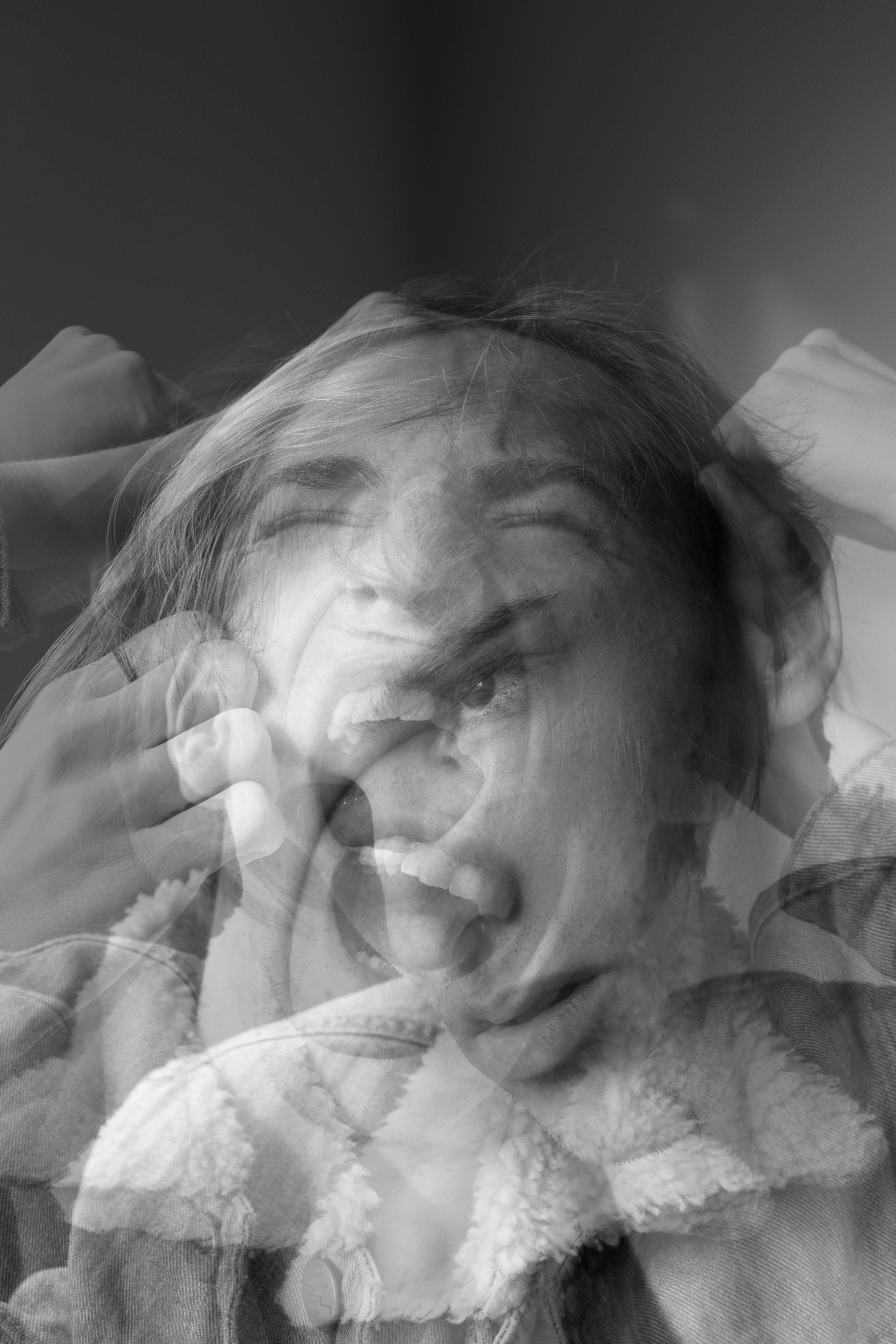 Sad Depressing 桌布 壁紙 — 一張黑白雙重曝光肖像，描繪一個痛苦的人雙手緊抓頭部。