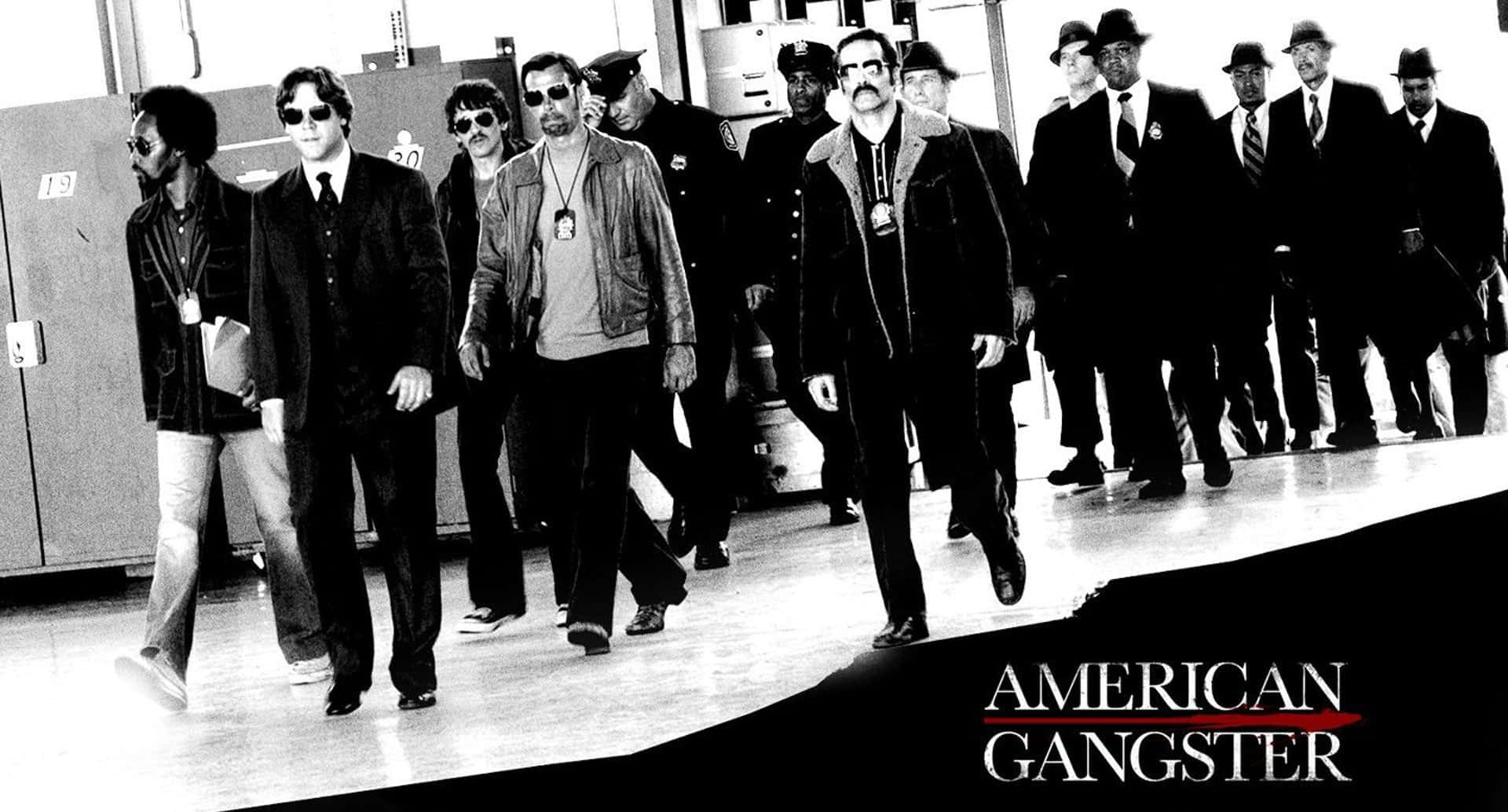 Gang 桌布 壁紙 — 一張黑白電影劇照顯示一群穿著西裝和戴帽子的男人自信地走過走廊，底部有「AMERICAN GANGSTER」文字。