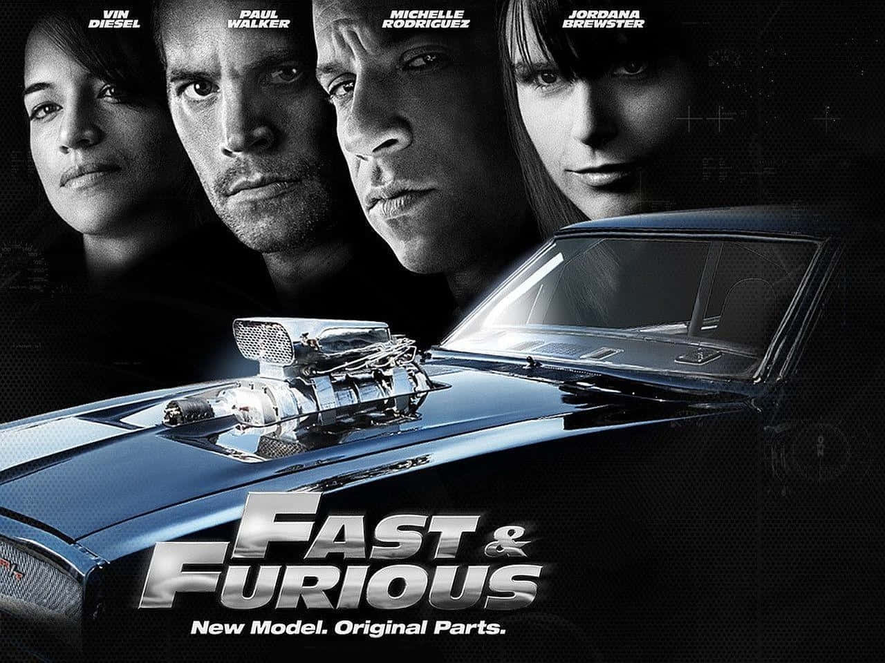 Fast And Furious Cars 桌布 壁紙 — 一張黑白電影海報，四位演員凝視著一輛閃亮的藍色肌肉車，引擎增壓。