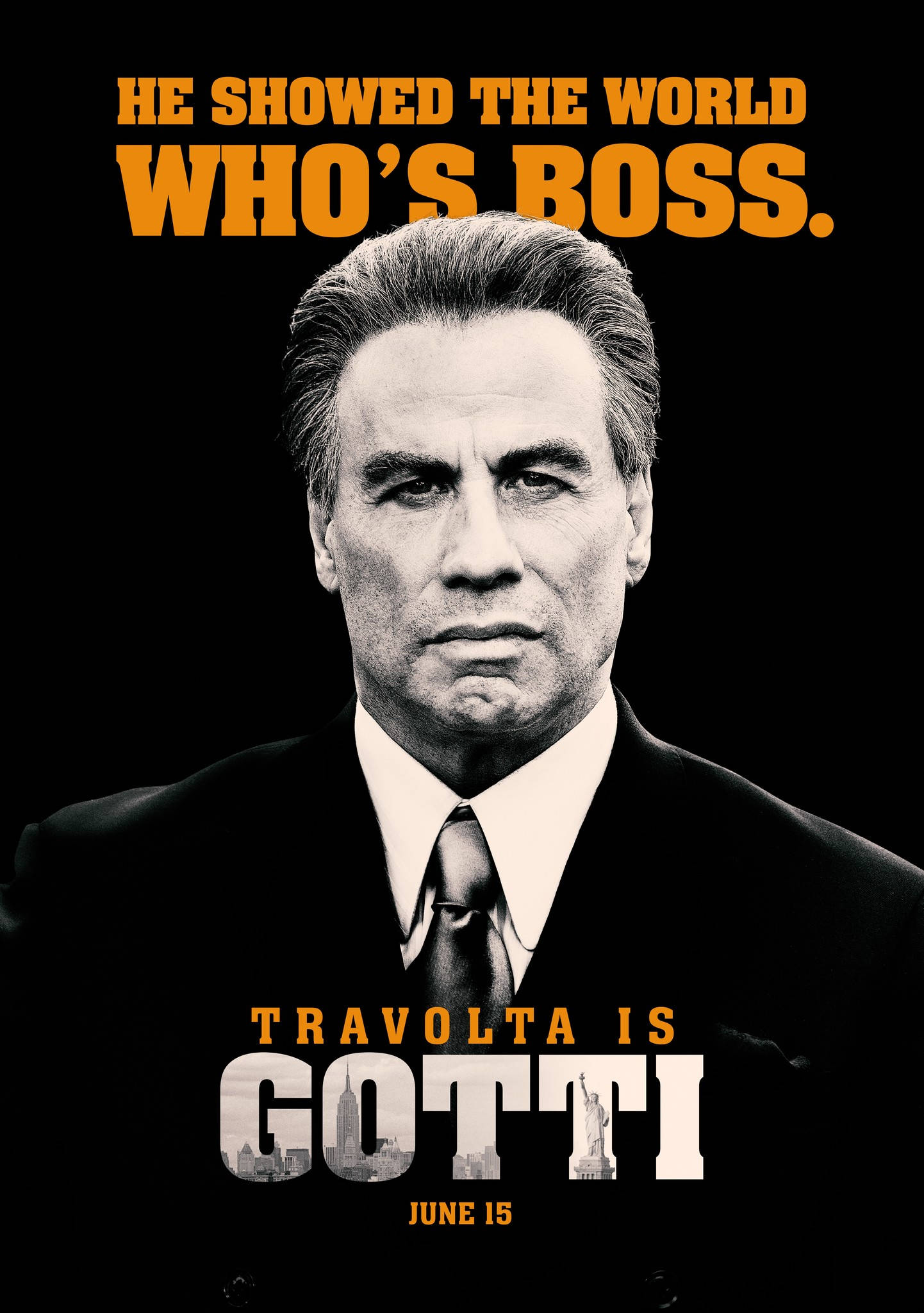 Gotti 桌布 壁紙 — 一張黑白電影海報，約翰·屈伏塔飾演葛提，粗體橙色文字宣稱他向世界展示了誰才是老大。