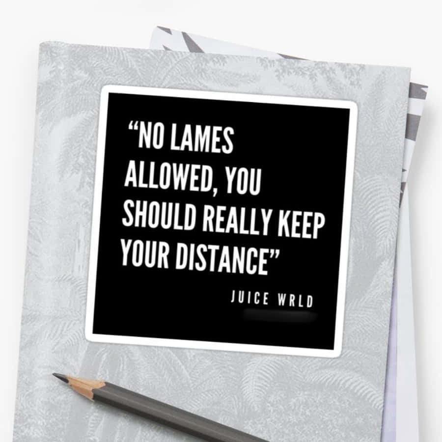 Juice Wrld Quotes 桌布 壁紙 — 一張黑色貼紙，上面有粗體白色文字引用Juice WRLD，放在灰色圖案筆記本上，附近有一支鉛筆。