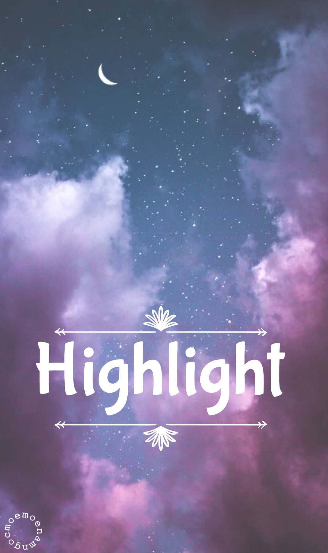 K-pop 桌布 壁紙 — 一彎新月和星星在紫色和藍色的雲層上方閃耀，並以裝飾箭頭框住「highlight」一詞。