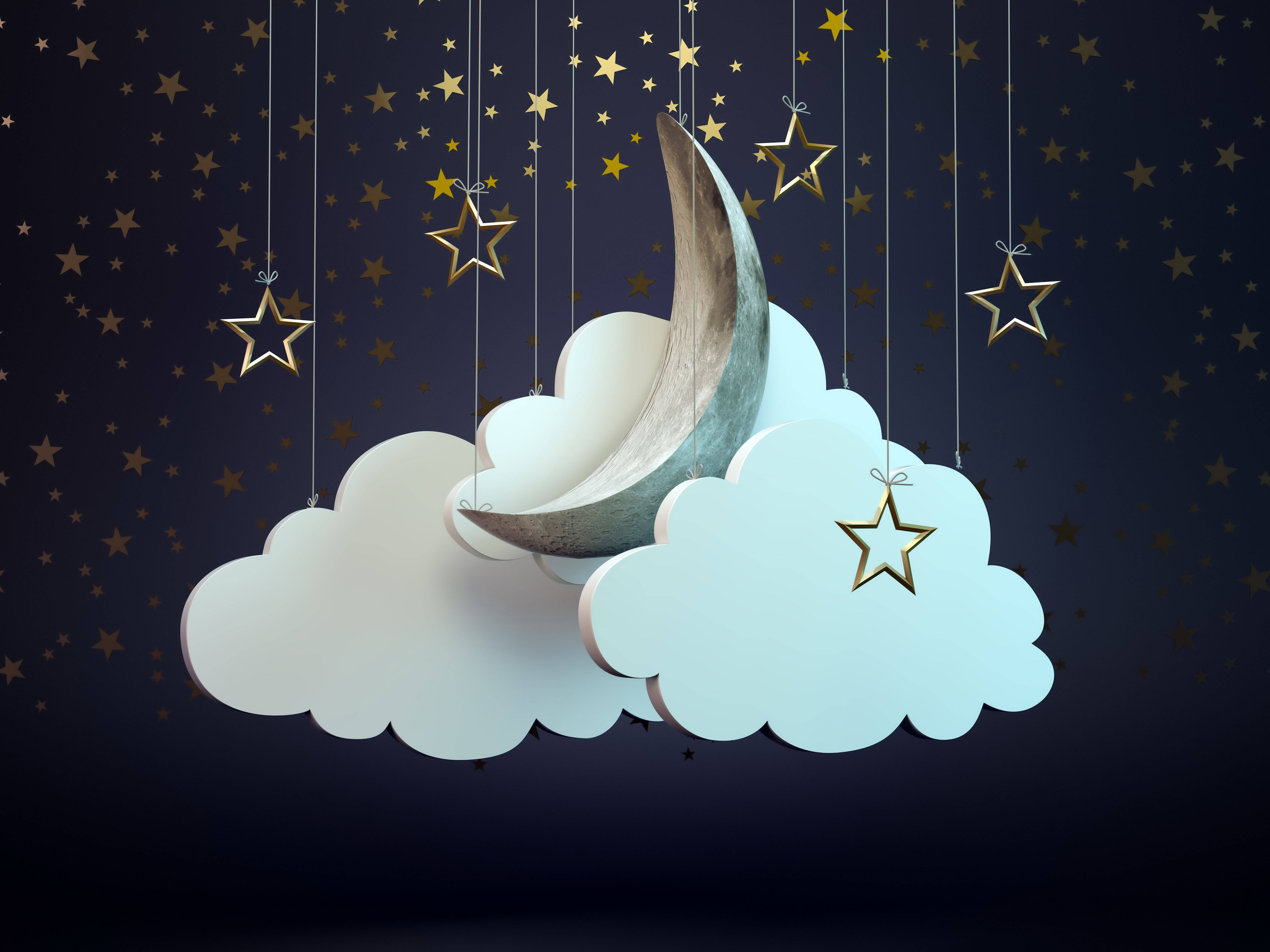 月亮與星星 桌布 壁紙 — 一彎新月和蓬鬆的雲朵用繩子懸掛在繁星點點的夜空下，點綴著金色的星星。