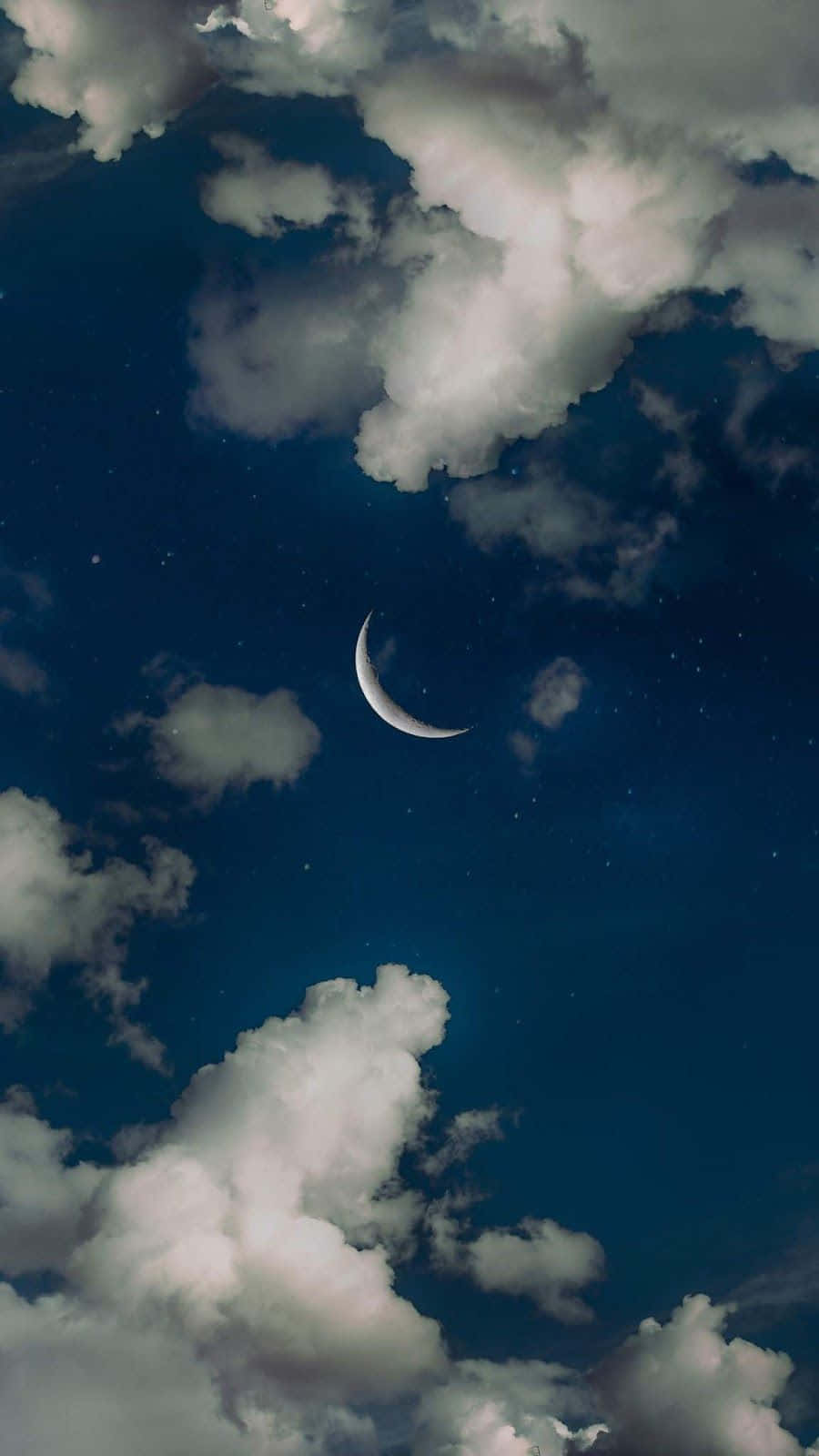 Aesthetic Night Sky 桌布 壁紙 — 一彎新月在 fluffy 白色雲朵間柔和地發光，背景是點綴著星星的深藍色夜空。