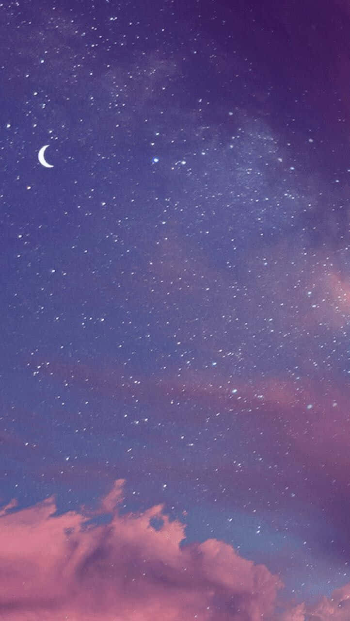 Stars 桌布 壁紙 — 一彎新月在佈滿星星的紫粉紅色天空上發光，下方有柔軟的雲朵。