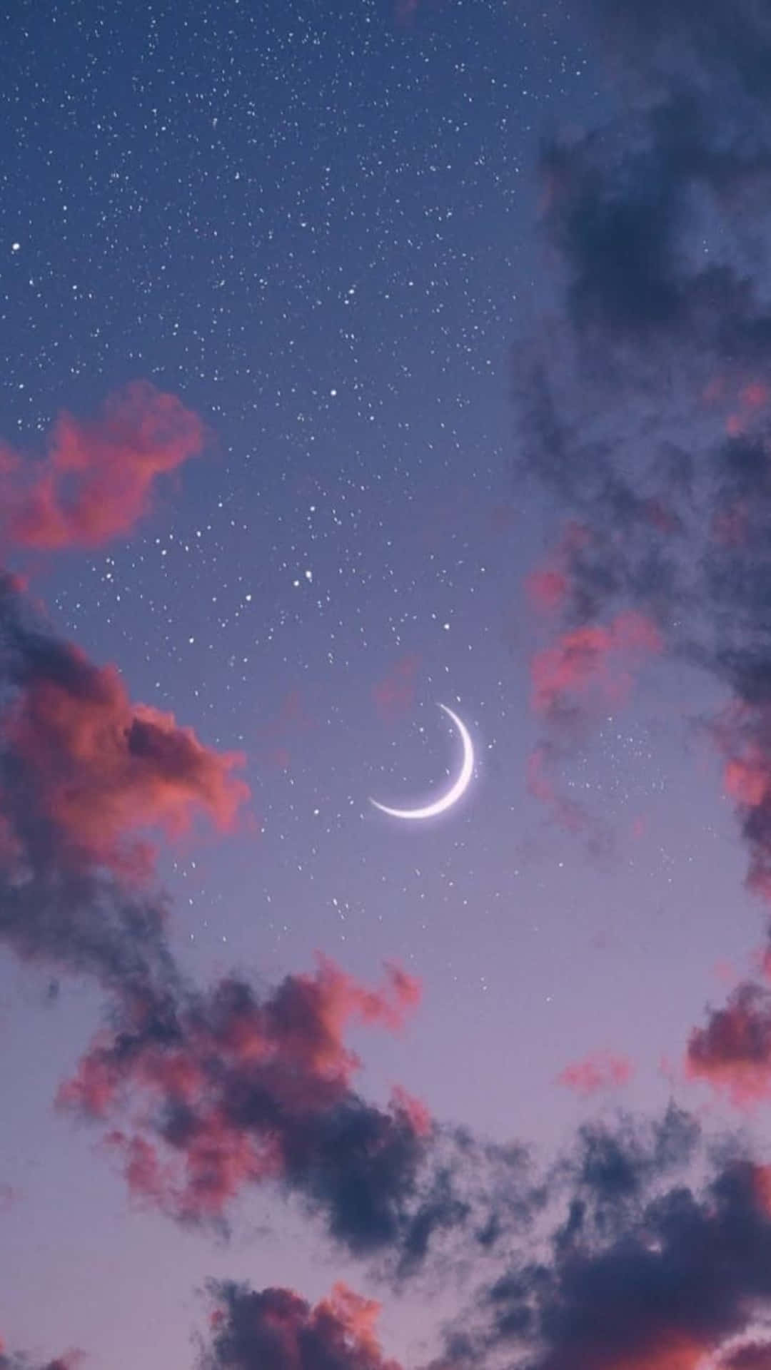 美學雲朵 桌布 壁紙 — 一彎新月在佈滿粉紅和紫色雲彩及零星星星的暮色天空中柔和地發光。