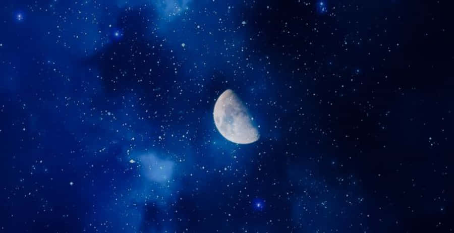 Half And Half 桌布 壁紙 — 一彎新月在充滿宇宙雲和遙遠星體的深藍色星空中柔和地發光。