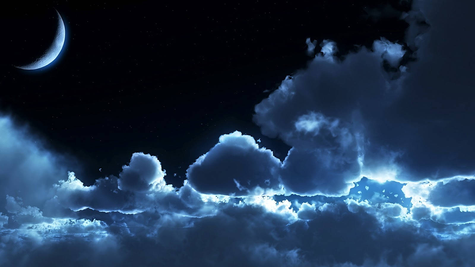 Photoshop HD 桌布 壁紙 — 一彎新月在充滿發光藍色雲朵和散落星星的戲劇性夜空中閃耀。