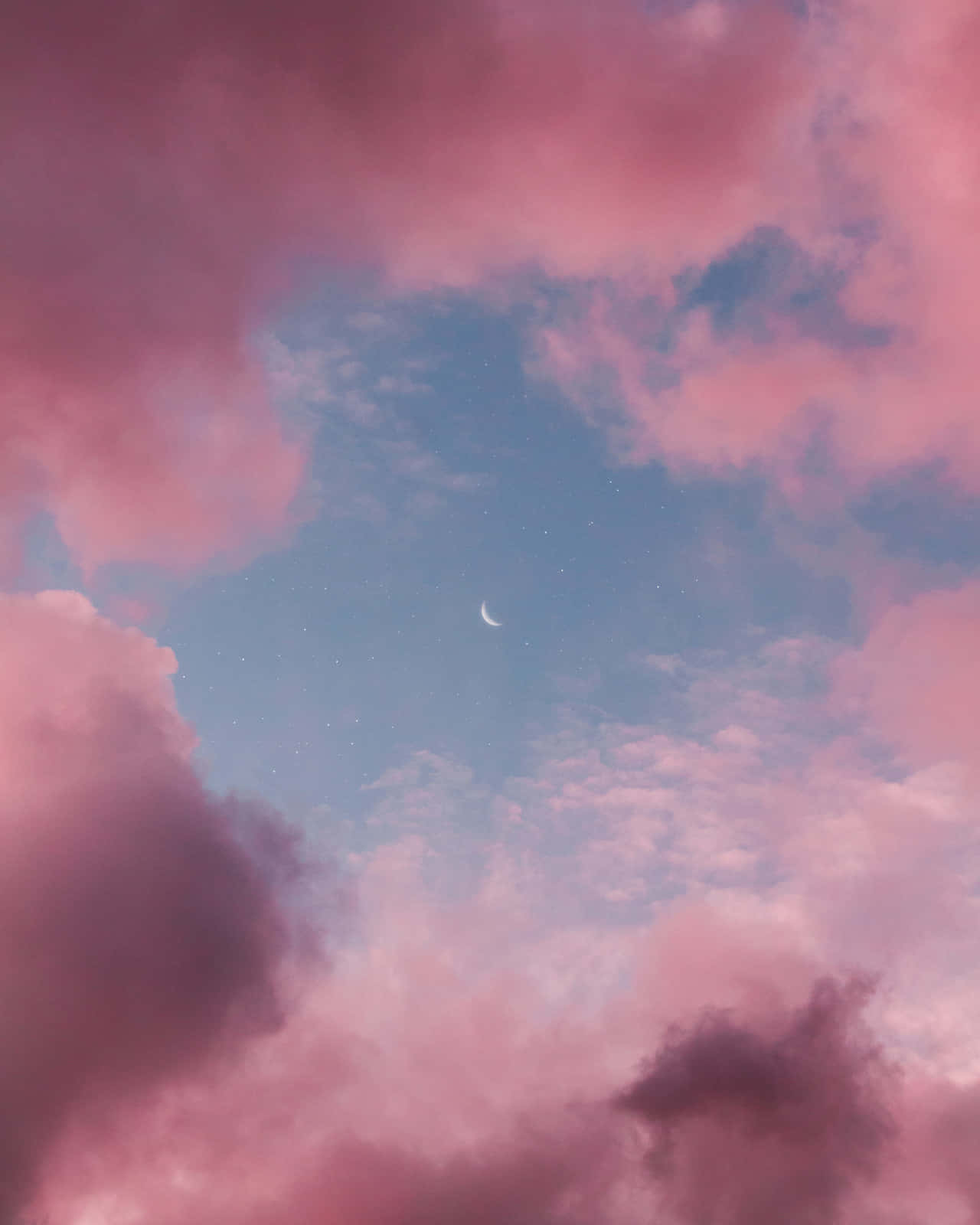 Aesthetic Cloud 桌布 壁紙 — 一彎新月在充滿粉紅色和藍色雲彩以及散落星星的夢幻天空中柔和地發光。