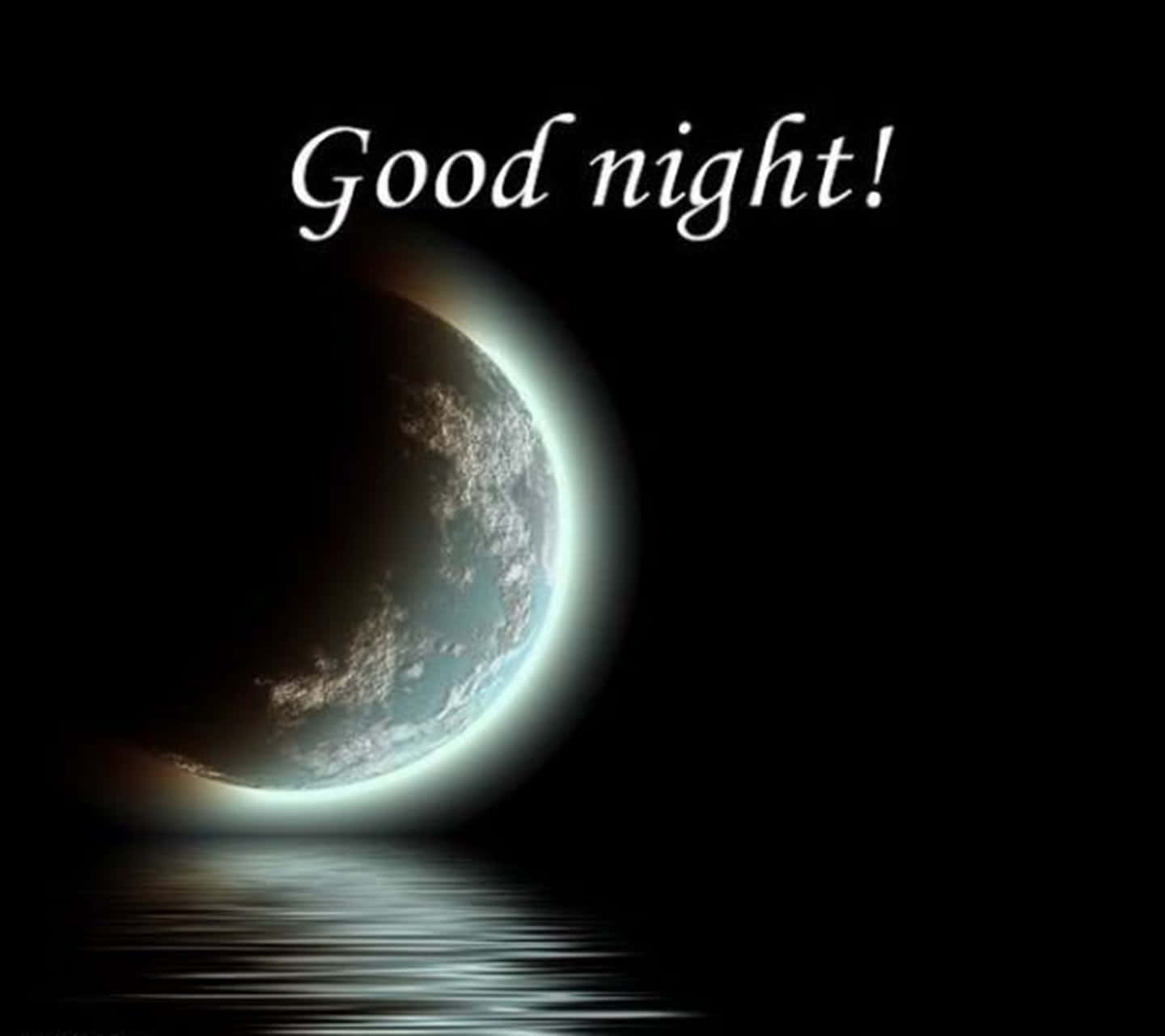 good night animated 桌布 壁紙 — 一彎新月在平靜的水面上柔和地發光，並有優雅字體的「晚安！」文字漂浮。