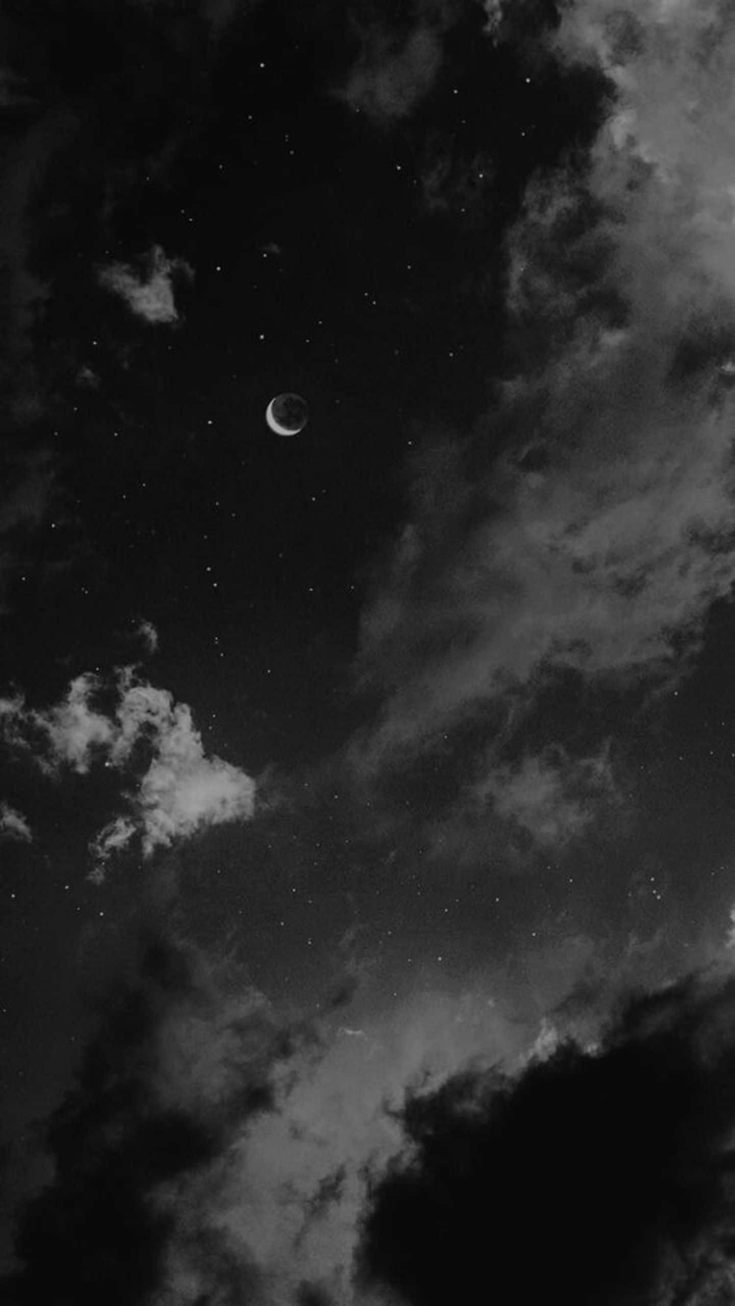 Black And White Cloud 桌布 壁紙 — 一彎新月在散落的雲朵和閃爍的星星之間，在單色夜空中柔和地發光。