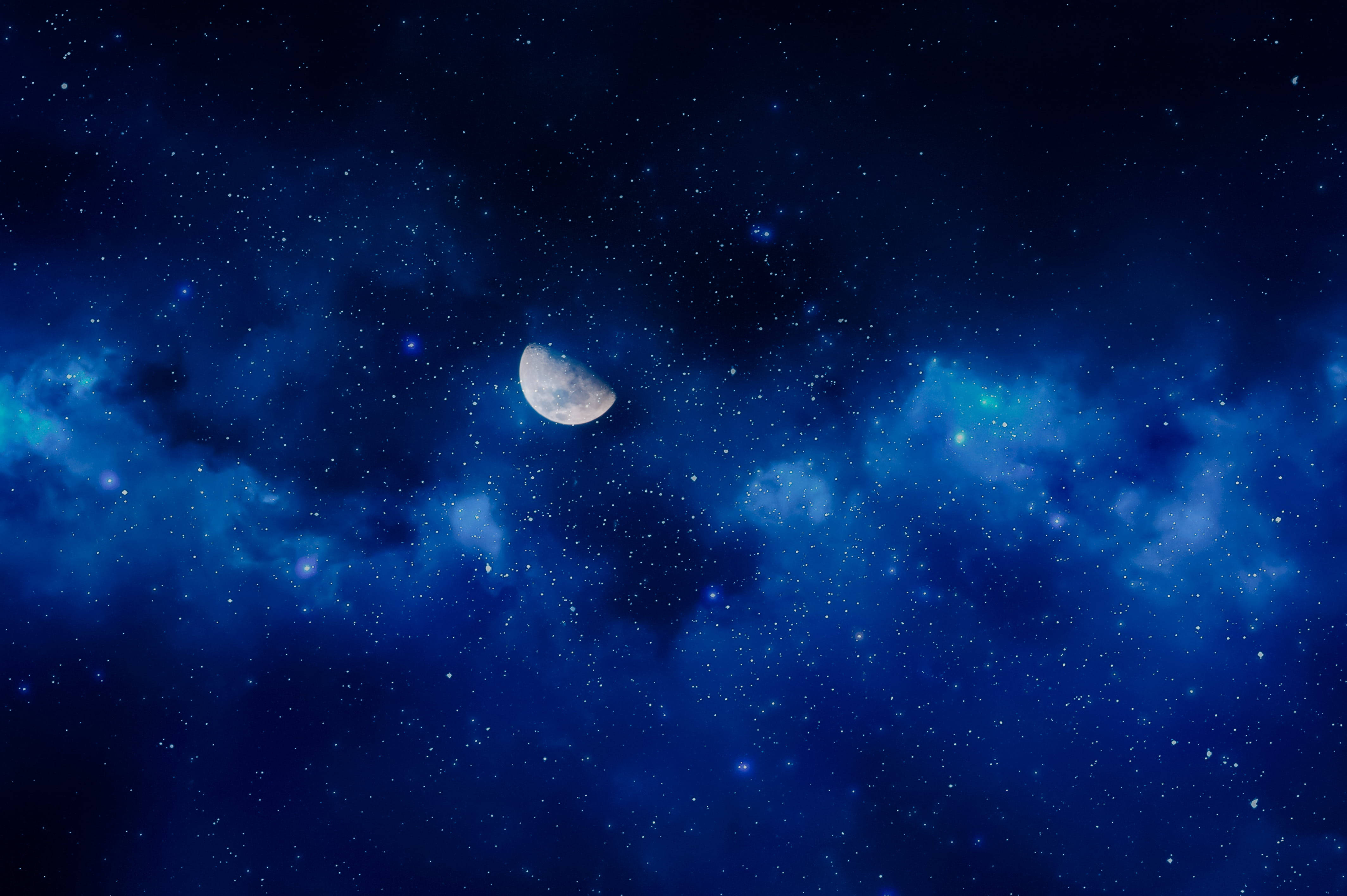 moonlight 4K 桌布 壁紙 — 一彎新月在旋轉的藍色星雲和無數閃爍的星星中，在廣闊的宇宙夜空中柔和地發光。