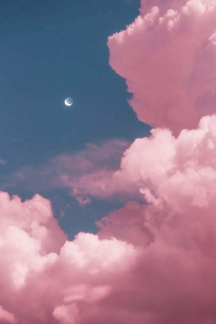 雲朵 桌布 壁紙 — 一彎新月在柔和的粉紅雲朵上方閃耀，襯著星光點點的暮色天空。