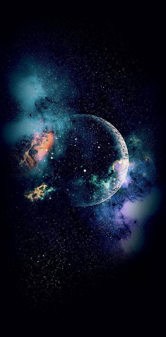 Themes 桌布 壁紙 — 一彎新月在深空景觀中，於旋轉的宇宙雲和遙遠的星星之間發光。