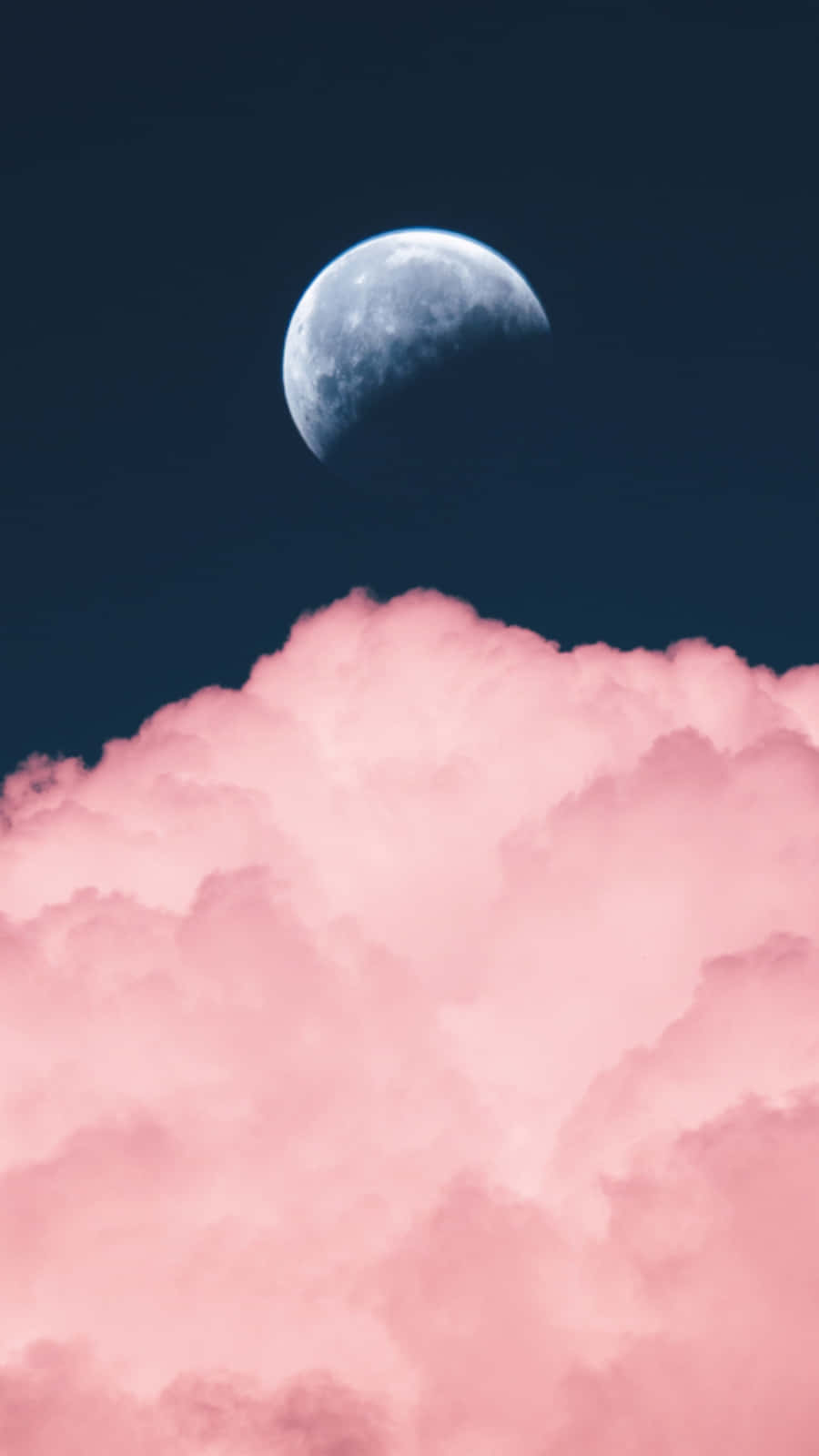 Pink And Blue Aesthetic 桌布 壁紙 — 一彎新月在深藍色夜空下，於柔和的粉紅雲層上方閃耀。