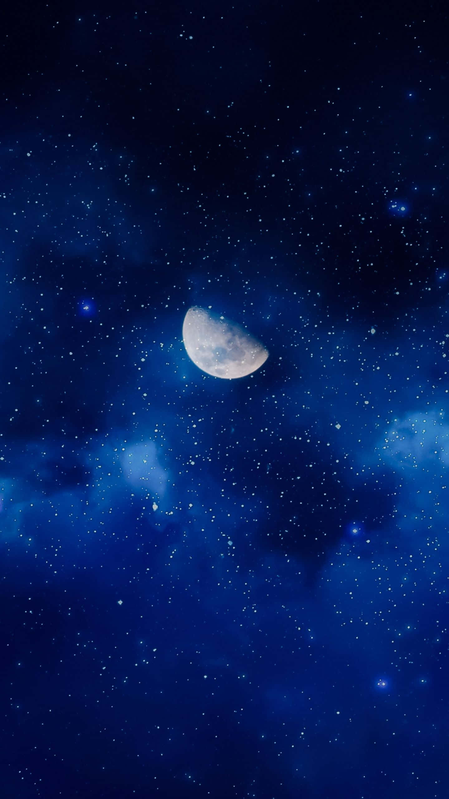 月亮與星星 桌布 壁紙 — 一彎新月在深藍色星空下柔和發光，縷縷薄雲飄過夜空。