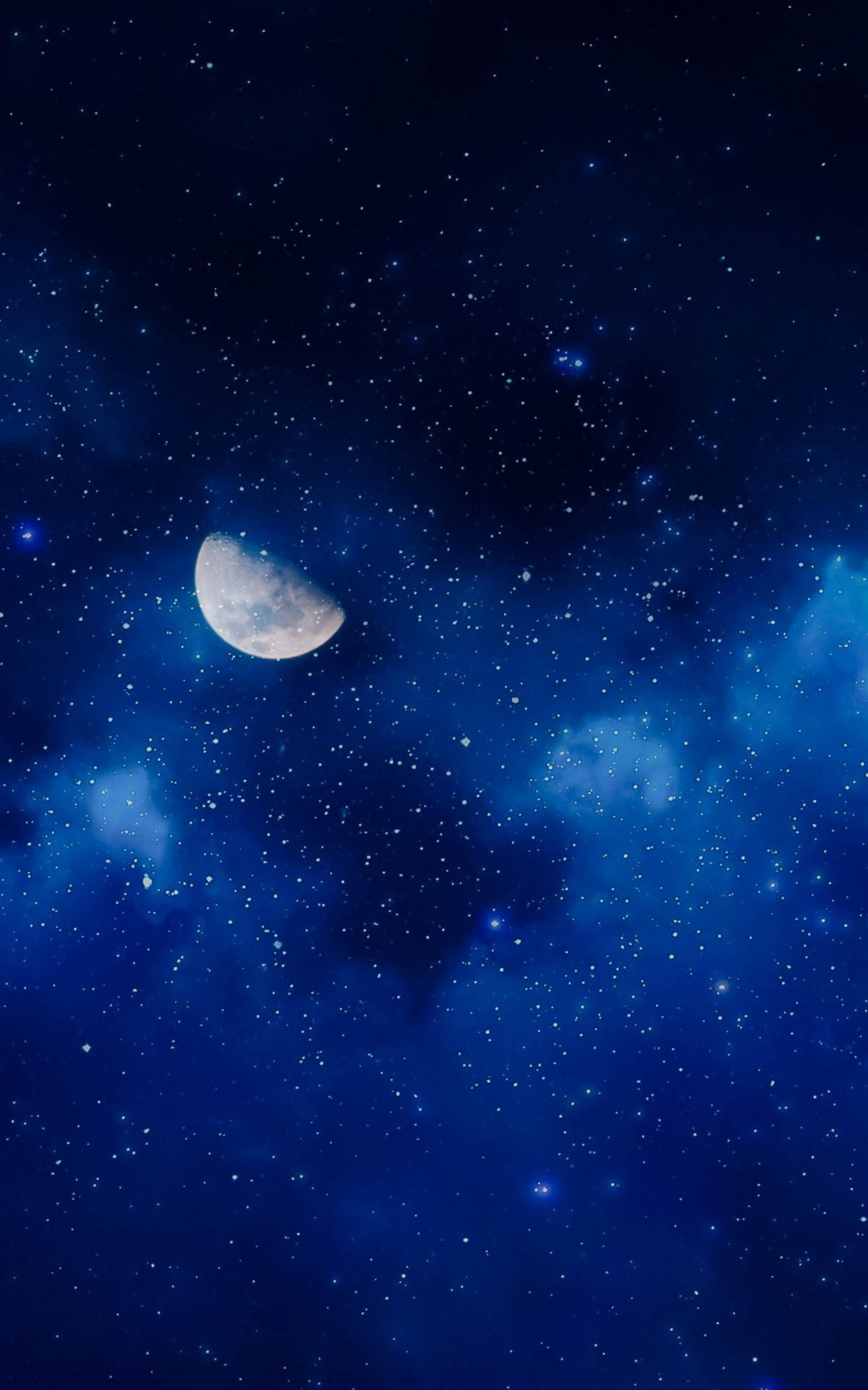 銀河月亮 桌布 壁紙 — 一彎新月在深藍色星空中柔和發光，星空充滿閃爍星星和宇宙雲層。