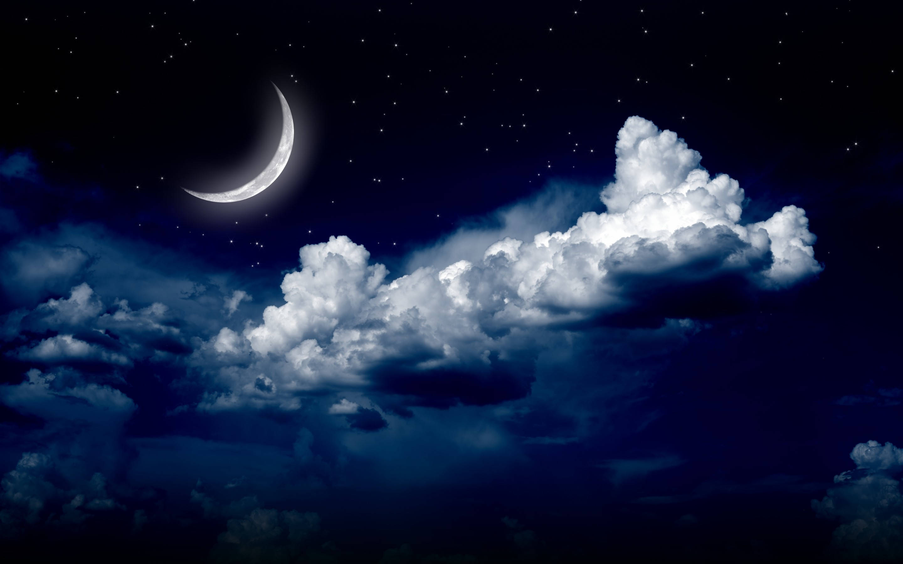 雲朵 桌布 壁紙 — 一彎新月在深藍色調的星空夜空下，在豐厚的雲層上方閃耀。