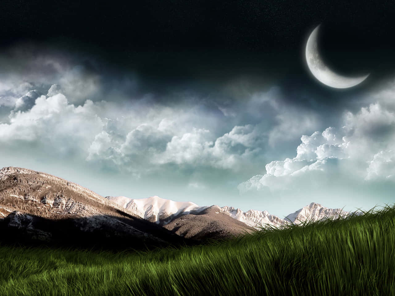 3d Landscape 桌布 壁紙 — 一彎新月在積雪的山峰上發光，下方是戲劇性的雲層，前景有充滿活力的綠草。