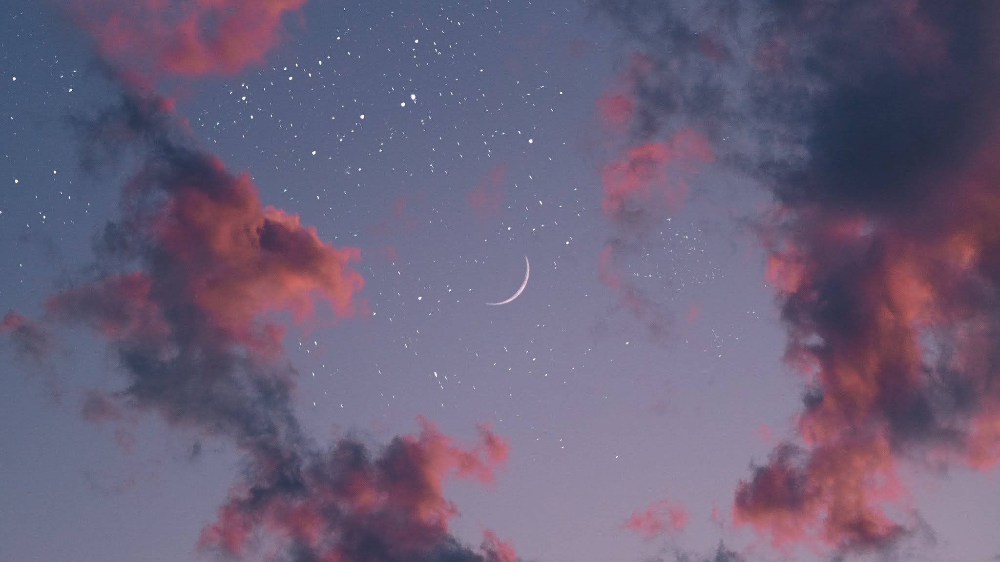 Moon Night Sky 桌布 壁紙 — 一彎新月在粉紅和紫色雲層之間發光，下方是繁星點點的暮色天空。