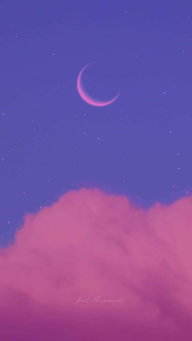 美學雲朵 桌布 壁紙 — 一彎新月在粉紅色的蓬鬆雲朵上方發出粉紅色的光芒，背景是深紫色的星空夜空。