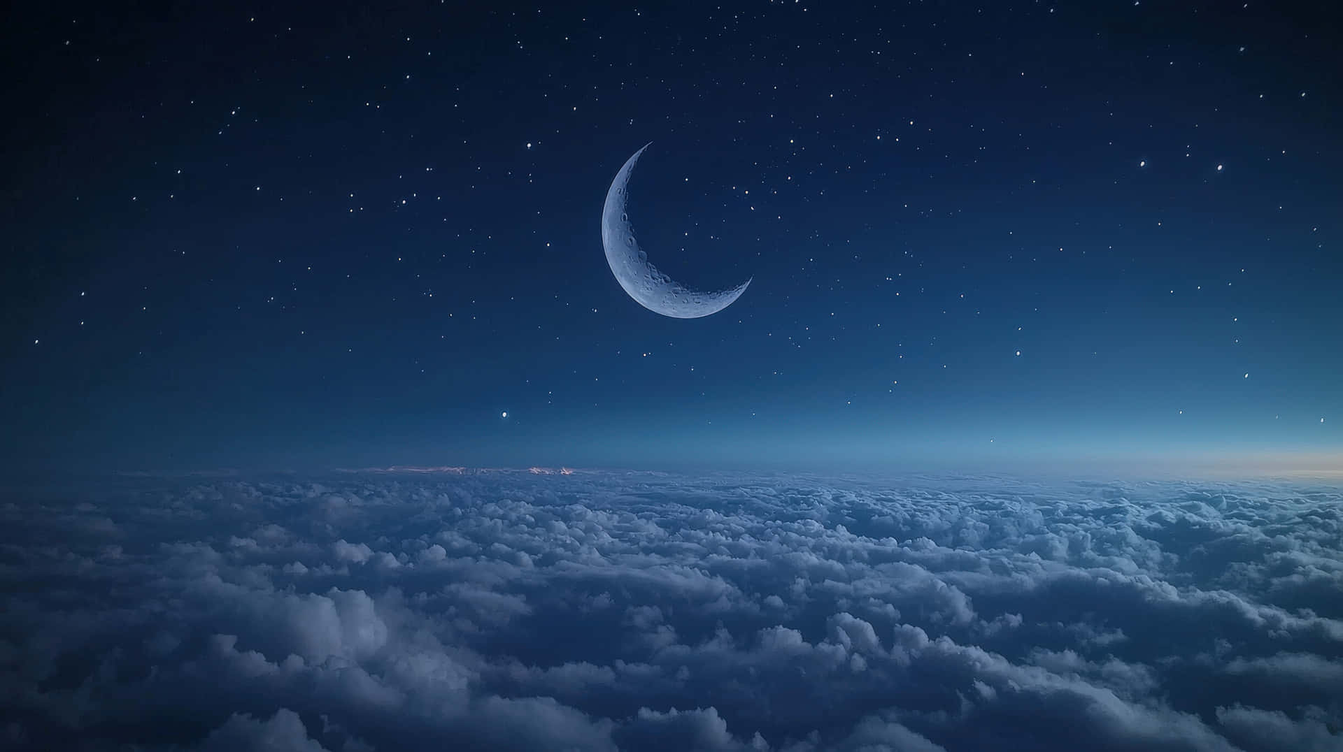 Crescent moon above a vast cloudscape under a starry twilight sky 壁紙 — 一彎新月在繁星點點的夜空下，在蓬鬆的雲海上閃耀。